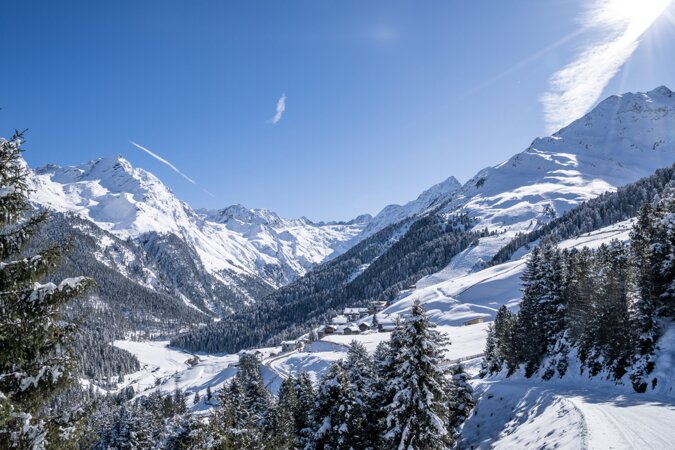 Mit Blick auf die Berge